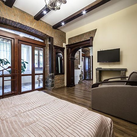 Vip Castle Apartmens Leopoli Esterno foto