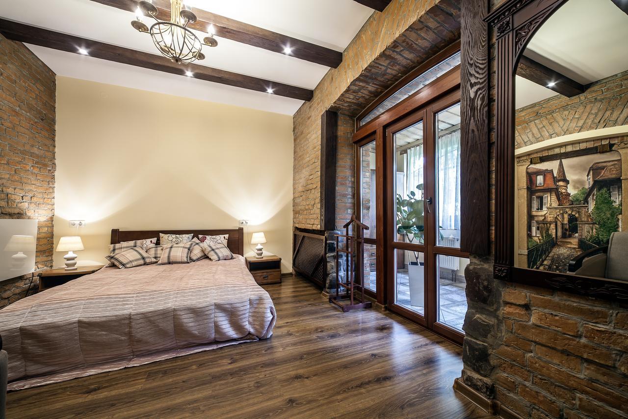 Vip Castle Apartmens Leopoli Esterno foto